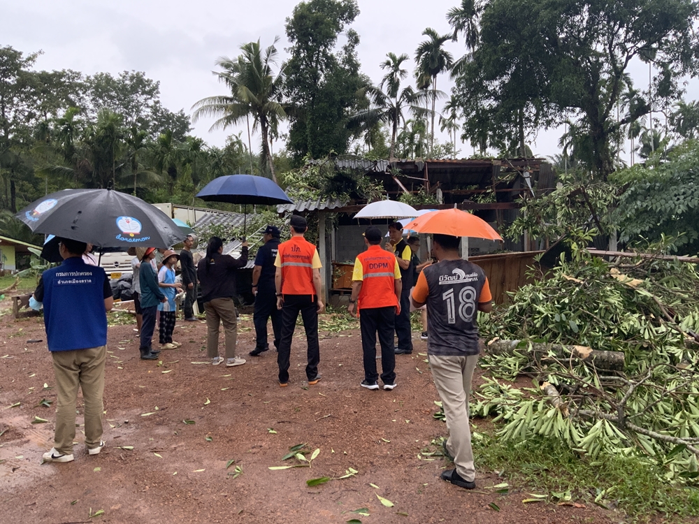 พายุฝนถล่มเมืองตราด บ้านเรือนรถยนต์ต้นไม้ได้รับความเสียหายจำนวนมาก
