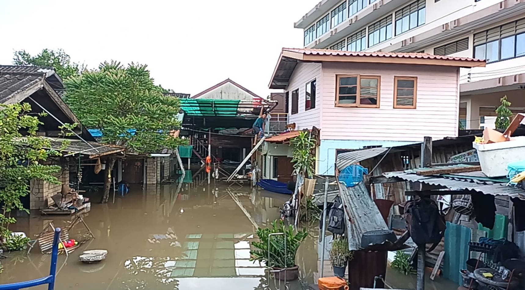 2ชุมชนสระบุรีอ่วม น้ำท่วมถนนตัดขาด ขนของหนีขึ้นถนนไม่มีห้องน้ำใช้