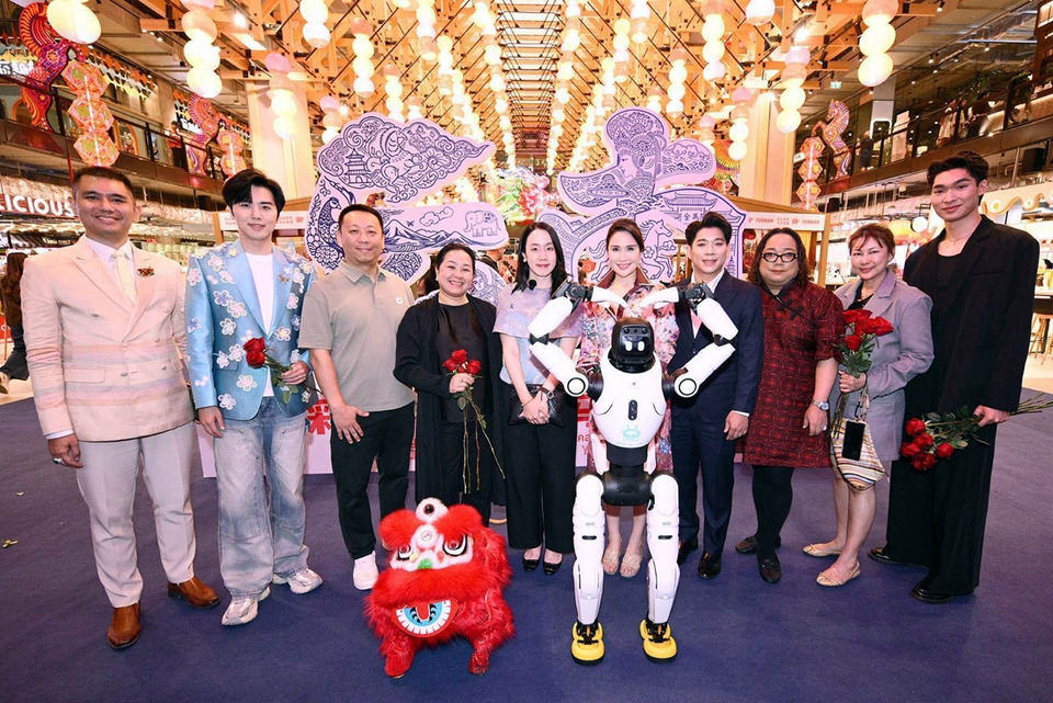จางหนาน แท็กทีม AGIBOT เสิร์ฟความสุขตรุษจีน–วาเลนไทน์ เขย่า EMSPHERE