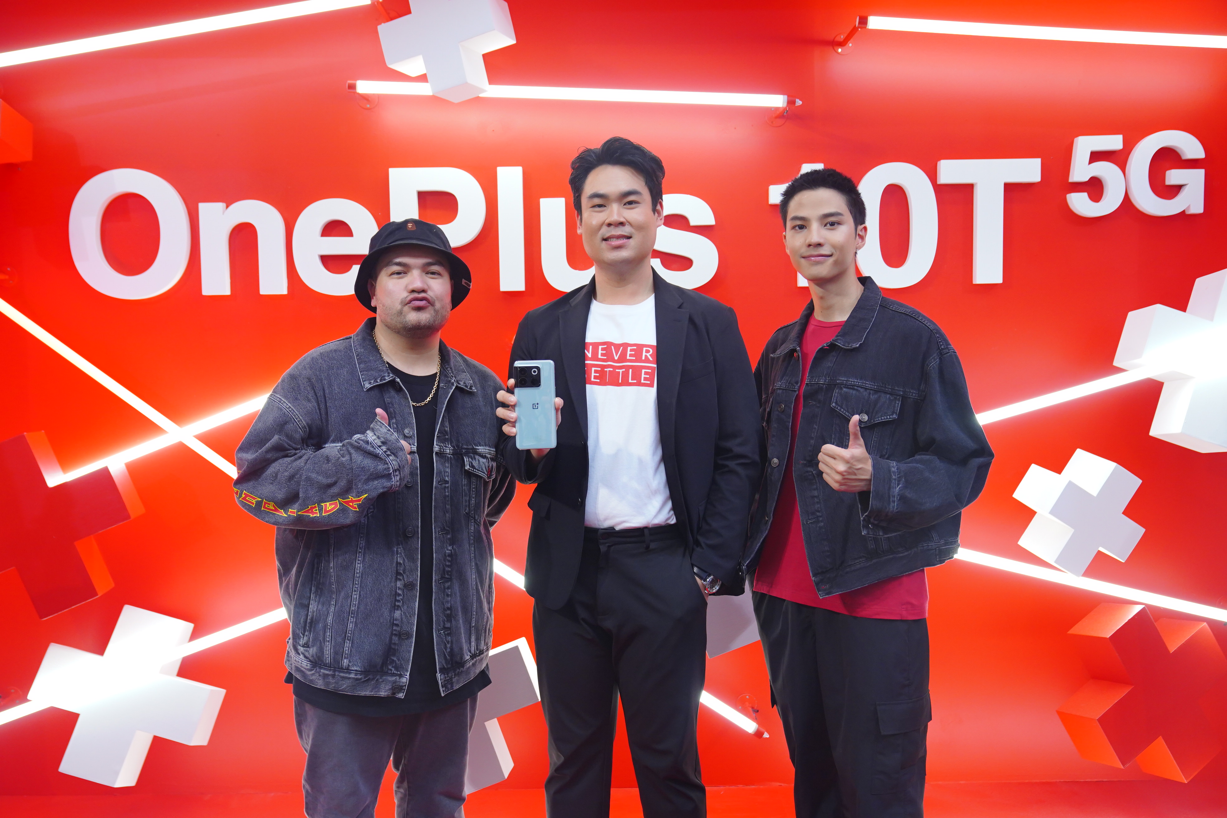 OnePlus ชวน “โอ๊ต” “แบงค์” โชว์ทดสอบสมาร์ทโฟนเรือธง ความเร็ว แรง ในงาน “OnePlus 10T 5G Pop-up Event”