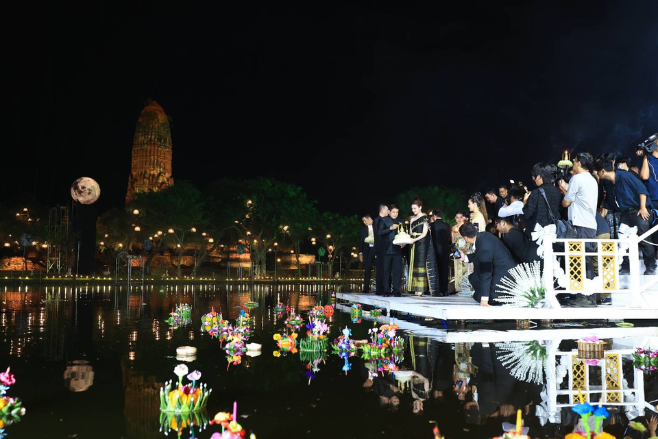 อลังการสมพระเกียรติ! "เปิดภาพสุดประทัปใจ "มหาลอยกระทง" ท่ามกลางมรดกโลก น้อมรำลึกสมเด็จพระพันปีหลวง 