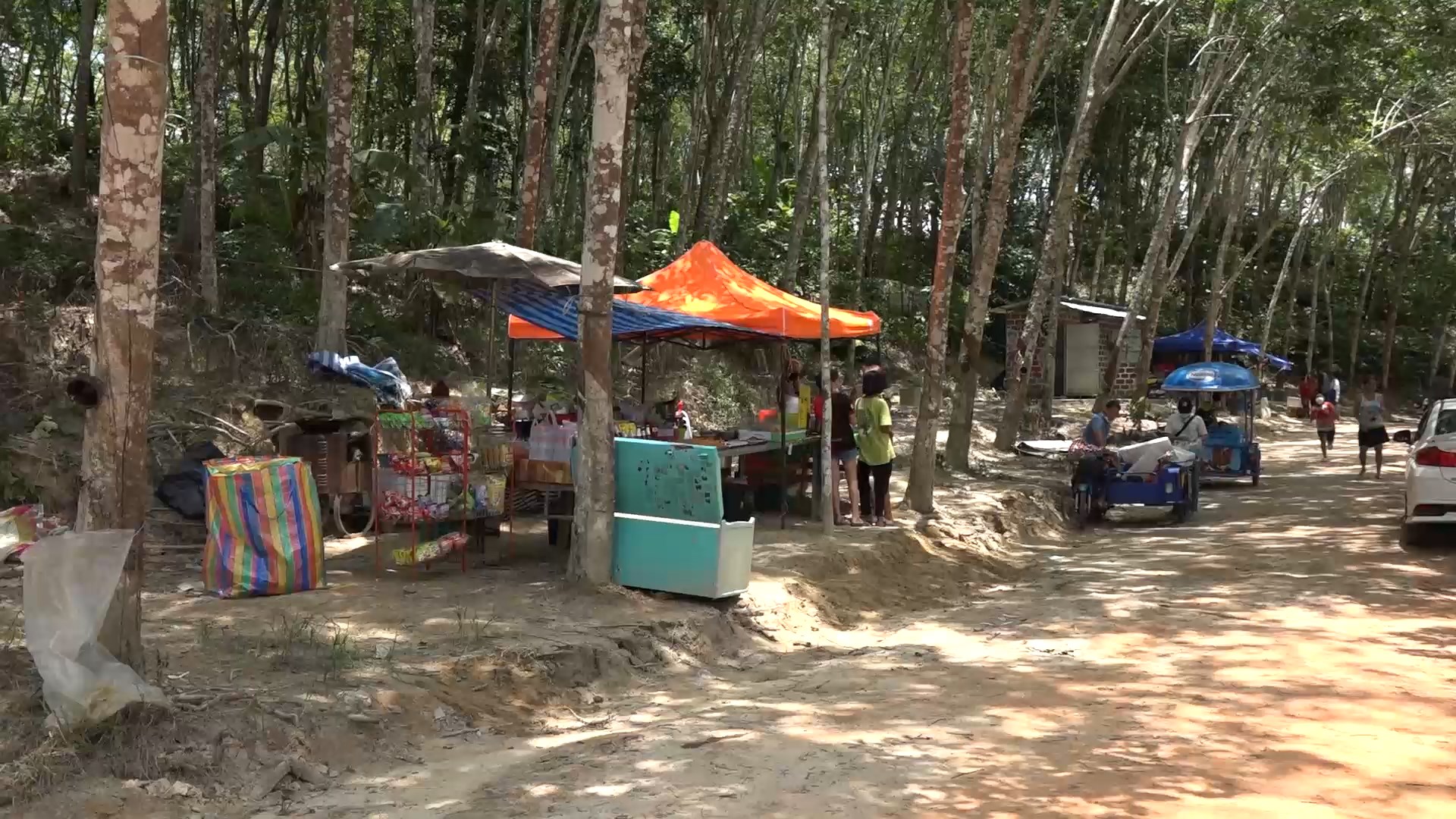 ชาวสะเดา หนีร้อนแห่เล่นน้ำที่น้ำตก วังหินสูง คึกคัก 