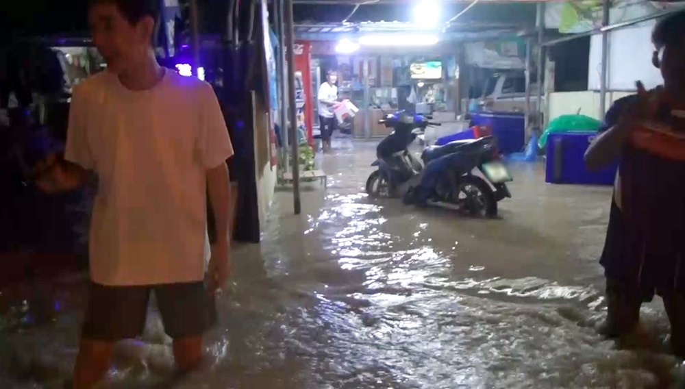 บุรีรัมย์ฝนถล่ม-น้ำป่าหลาก ท่วมถนน บ้าน ร้านค้า สถานที่ราชการไม่ทันตั้งตัว ข้าวของจมน้ำเสียหาย