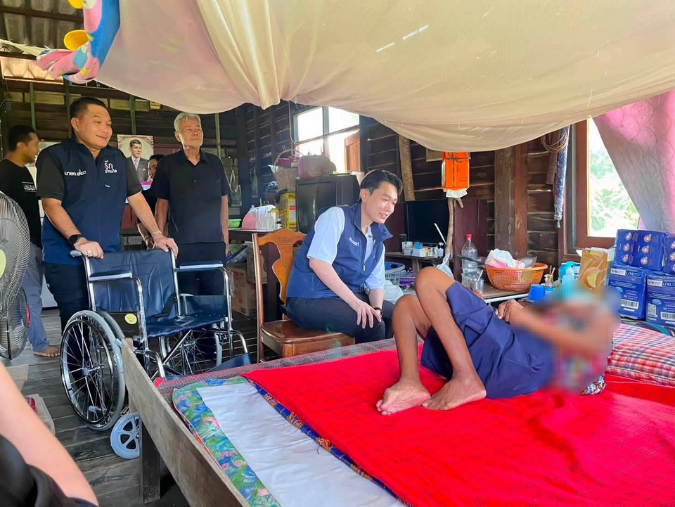 อบต.เอกราช ลงพื้นที่มอบรถเข็นผู้พิการ ยกระดับคุณภาพชีวิตผู้ด้อยโอกาสในชุมชน 