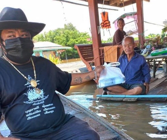 "อ.สรรค์ คงเวทย์" นำข้าวกระเพรา ข้าวผัดไข่พร้อมน้ำดื่ม ให้ผู้ประสบอุทกภัยตำบลโผงเผง  