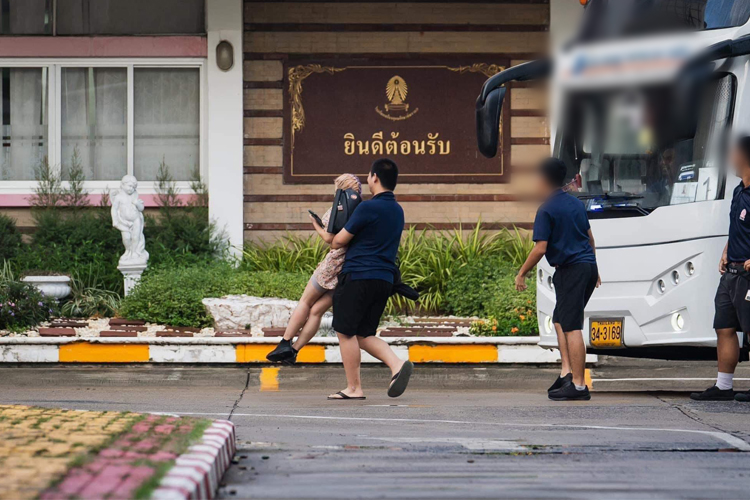 อีกแล้ว! 'หยก'นั่งขวางรถบัส หลังครูไม่ให้ไปค่ายเรียนภาษาจีนที่นครปฐม