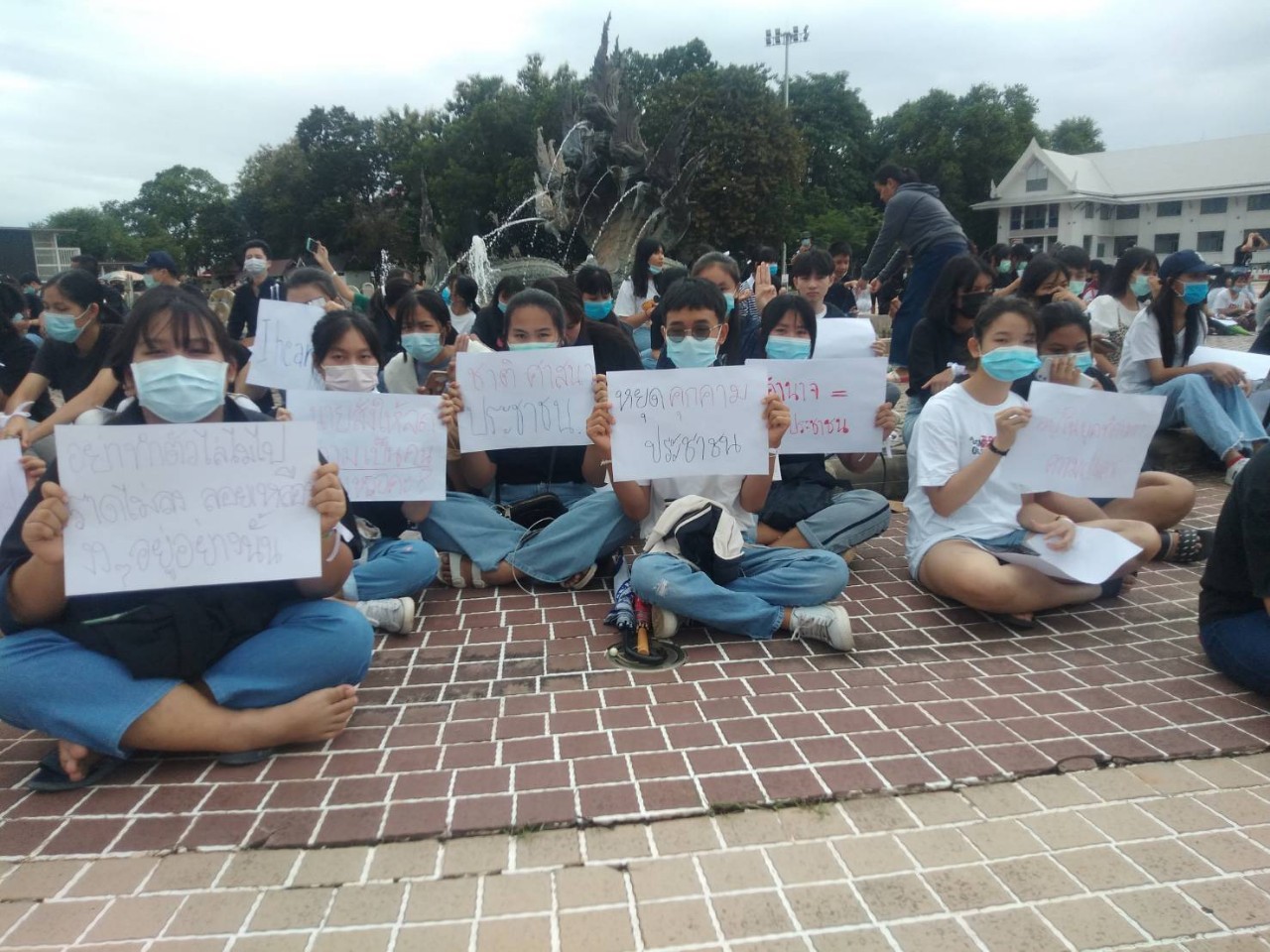 นักเรียน นักศึกษา ประชาชนในหนองคาย นัดรวมตัวหลังเหตุสลายชุมนุมแยกปทุมวัน ต่อต้านการใช้ความรุนแรงทุกรูปแบบ