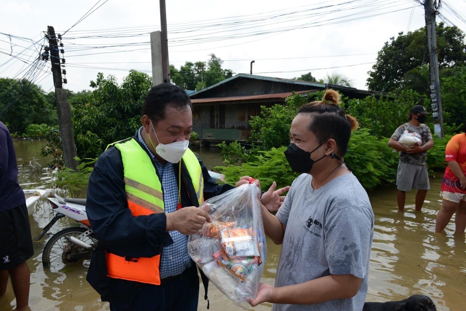 ฝ่ายค้านลงเรือแจกสิ่งของยังชีพ ให้กำลังใจผู้ประสบภัยน้ำท่วมอ่างทอง