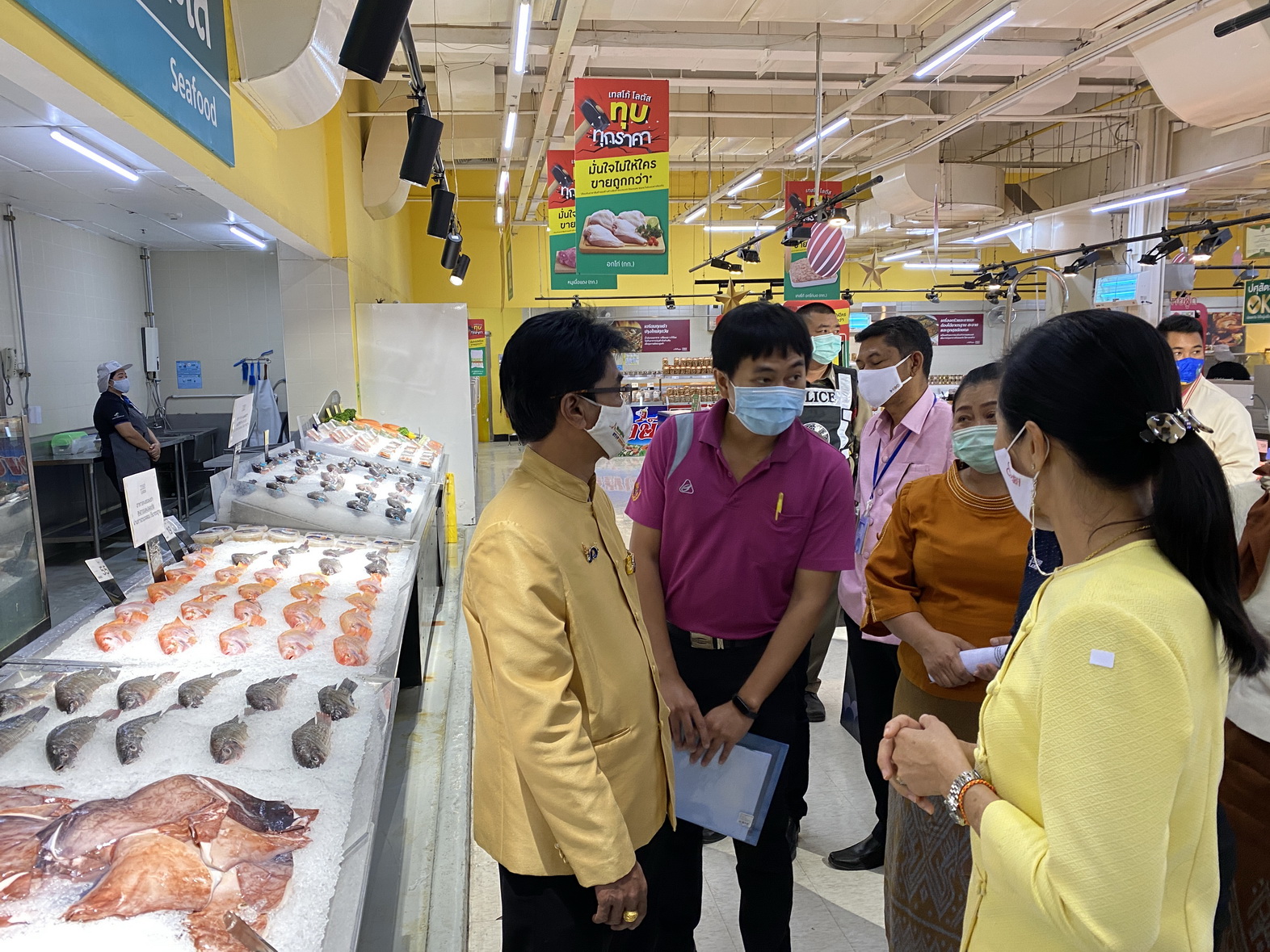 รองผู้ว่าฯ หนองคาย นำคณะทำงานคุ้มครองผู้บริโภค ตรวจกระเช้าของขวัญ หน้ากากอนามัย เจลล้างมือและอาหารทะเล