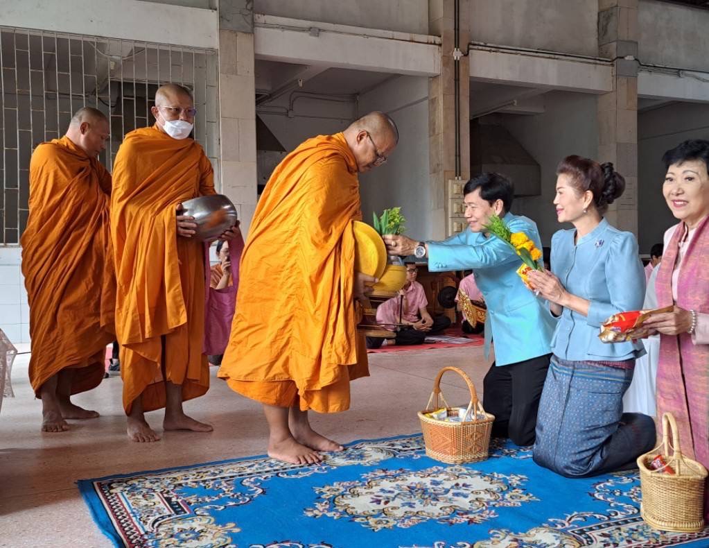 ผู้ว่าฯ ศรีสะเกษนำนุ่งผ้าไทยใส่บาตร ทำความดี วิถีพอเพียง และน้อมนำแนวพระดำริ "ผ้าไทยใส่ให้สนุก" 