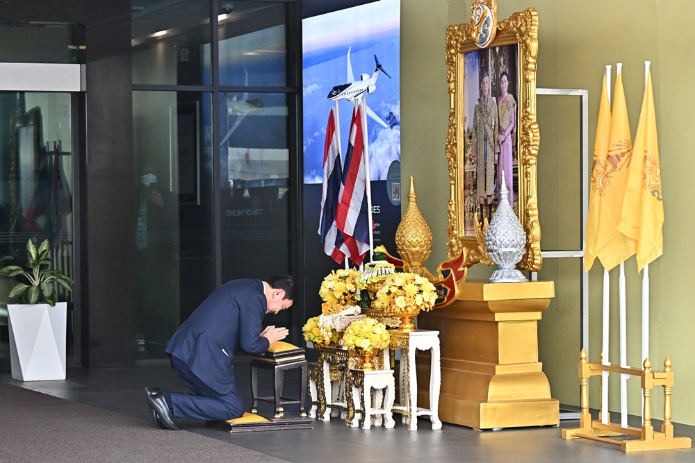"ทักษิณ" ก้มกราบพระบรมฉายาลักษณ์ "ในหลวง -พระราชินี" 