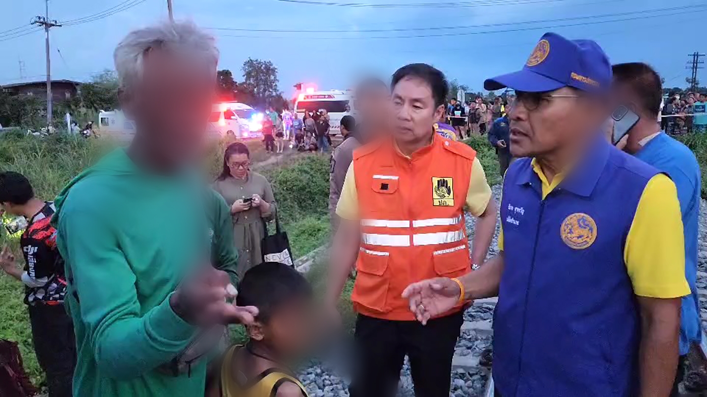 พิจิตรเกิดอุบัติเหตุรถไฟชนรถกระบะ4ประตูตาย5เจ็บ2
