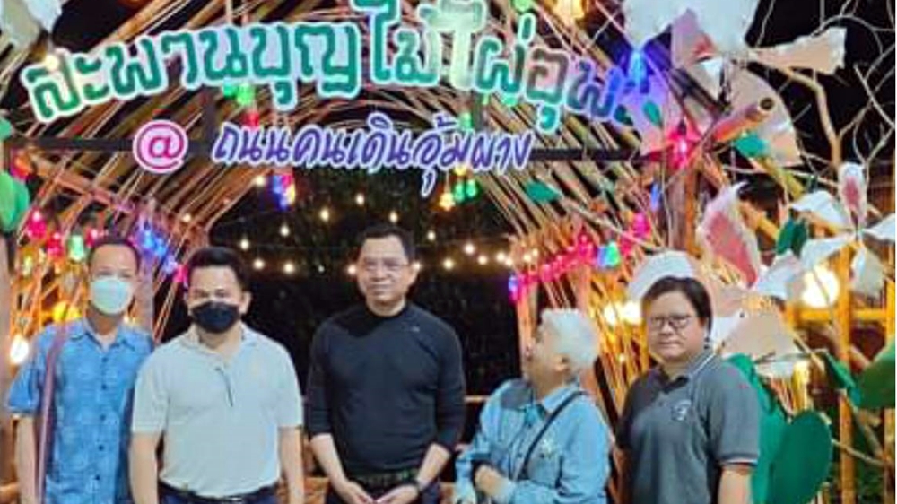 ที่ปรึกษา รมว.ดิจิทัล เดินตลาดชุมชนอุ้มผาง เที่ยวชมสะพานบุญไม้ไผ่ "อุพะ" เยี่ยมชมสินค้า OTOP
