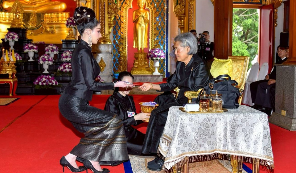 "ฮันนี่ ณภัค" สุดปลื้ม! รับพระราชทานของที่ระลึกจาก "กรมสมเด็จพระเทพฯ"