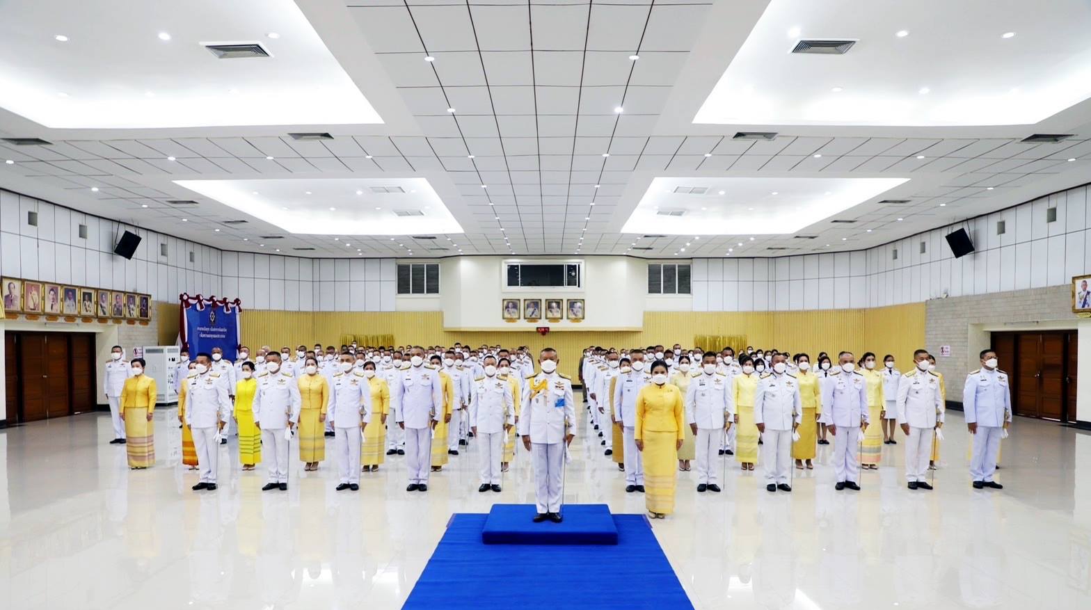 ข้าราชการตำรวจในสังกัดตำรวจภูธรภาค 7 และคณะแม่บ้านจัดพิธีถวายราชสดุดี จุดเทียนชัยถวายพระพรชัยมงคล วันเฉลิมพระชนมพรรษา