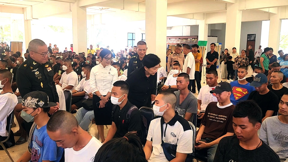 ผู้ว่าฯพิจิตร ส่งทหารใหม่ผลัด 1/69 เข้ากรม 87 นาย สร้างขวัญกำลังใจครอบครัวคึกคัก