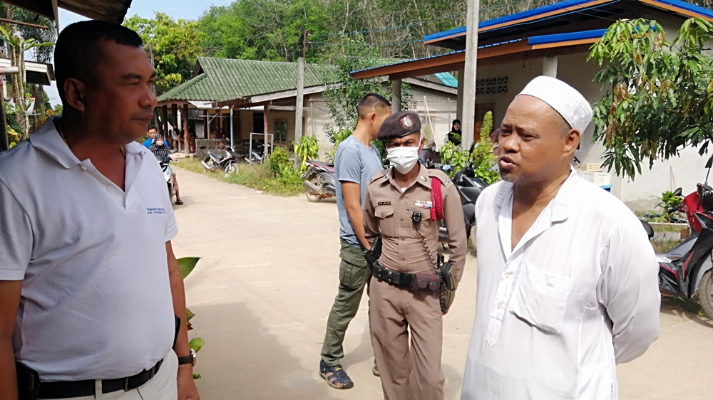 ตำรวจสภ.คุระบุรี-ผู้นำศาสนา รุดสอบปากคำญาติจ ปมลูกโมโหแม่ใช้มีดปลายแหลมแทงดับ 