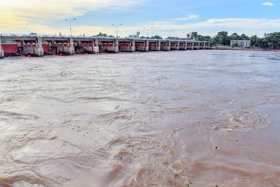ฝนตกหนัก-น้ำเหนือไหลบ่า!! เขื่อนเจ้าพระยาเพิ่มการระบาย