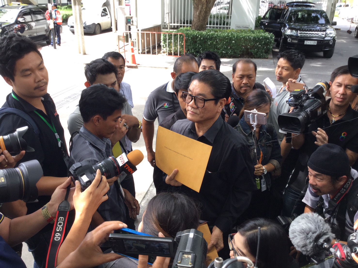 ญาติสองนักศึกษาไทย ยื่นขอ VISA นำทีมกู้ภัยไทย กู้ซากรถ 2 นักศึกษา