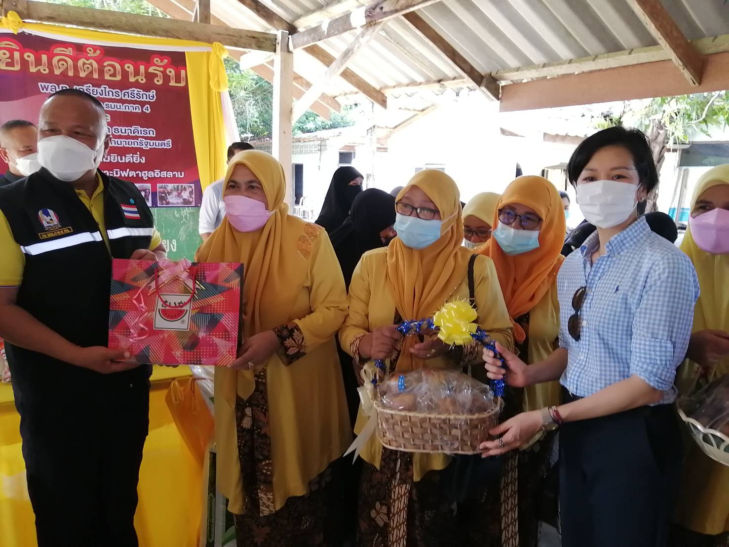 นำความห่วงใย"นายกรัฐมนตรี" มามอบแก่กลุ่มสตรี และนักเรียนตาดีกา ณ ปอเนาะมิฟตาฮูลอิสลาม