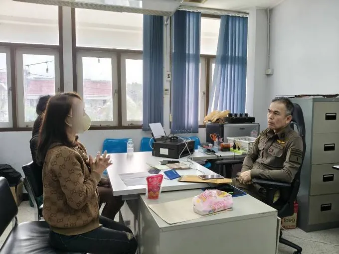 รวบคาธนาคาร! ตร.ไซเบอร์- ตร.เมืองระยอง จับสาวสองกับเพื่อน เปิดบัญชีม้า รับเงินสดกลางแบงก์ดัง ยึด 1.8 แสนบาท