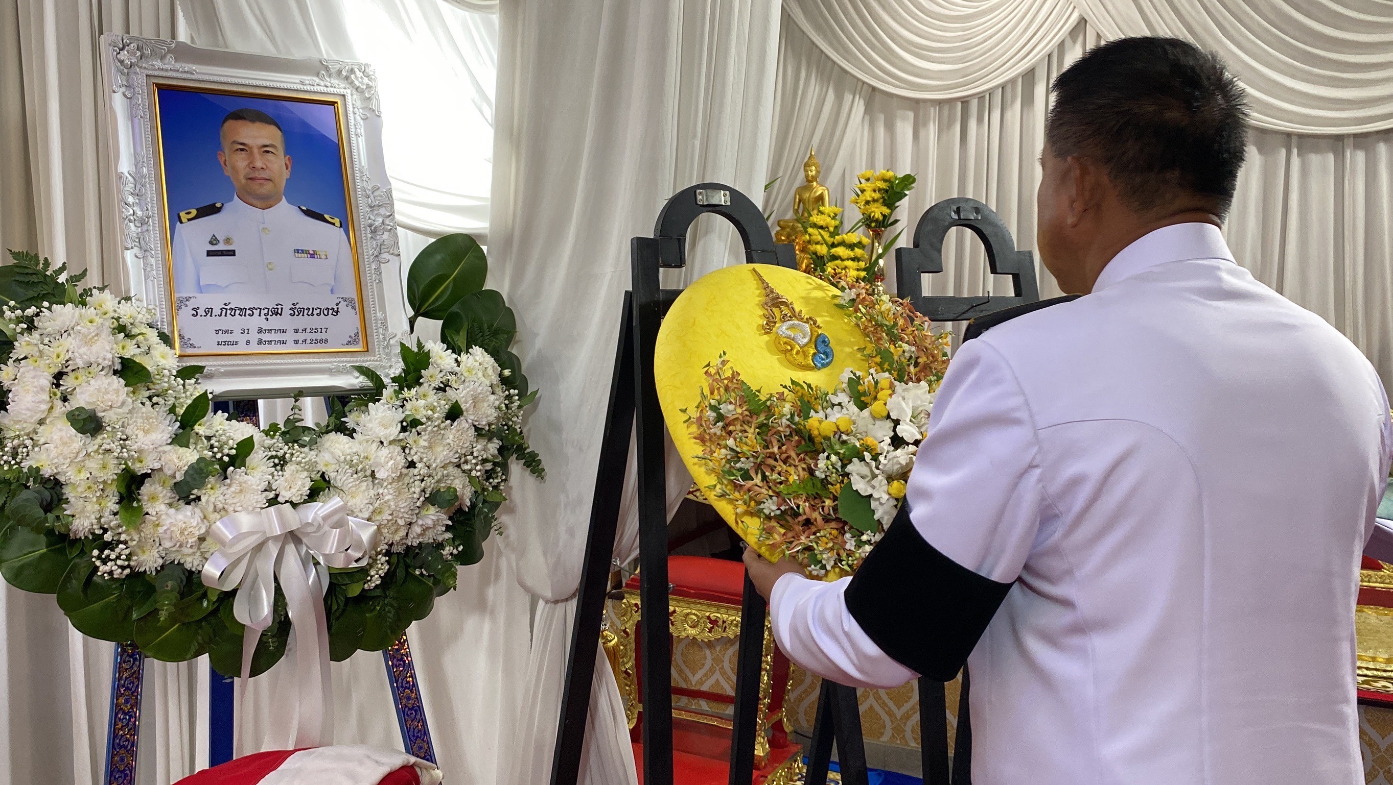 "ในหลวง"พระราชทานน้ำหลวงอาบศพและพวงมาลาหลวง "ว่าที่เรือตรี ภัชทราวุฒิ" พลีชีพจากสถานการณ์ชายแดนไทย–กัมพูชา