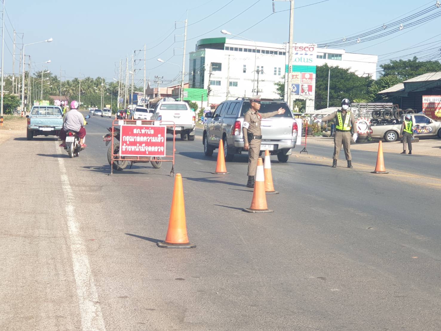 ตำรวจเมืองท่าบ่อ ตั้งจุดตรวจปลุกสำนึกวินัยจราจร ลดอุบัติเหตุ ป้องกันเหตุ ดูแลความปลอดภัยในชีวิตและทรัพย์สิน ประชาชน และนักท่องเที่ยว
