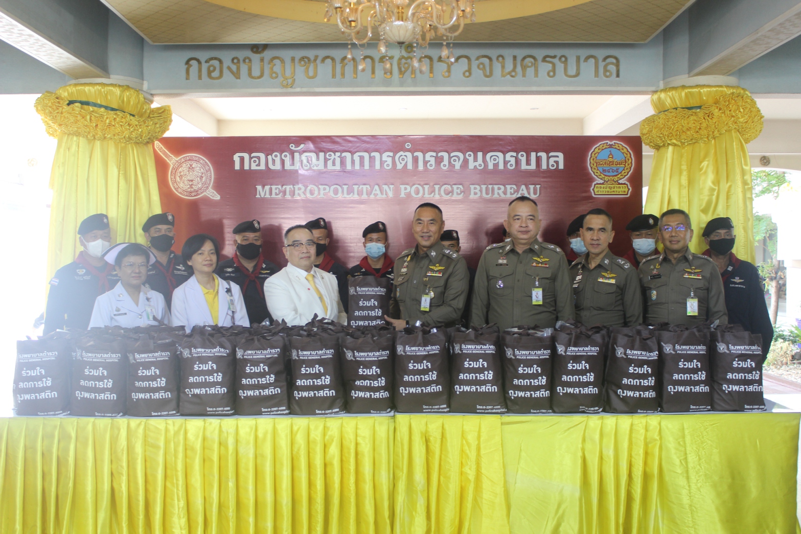 แพทย์ใหญ่ รพ.ตร.ตรวจเยี่ยมมอบยาและเครื่องเวชภัณฑ์ ให้กำลังใจ