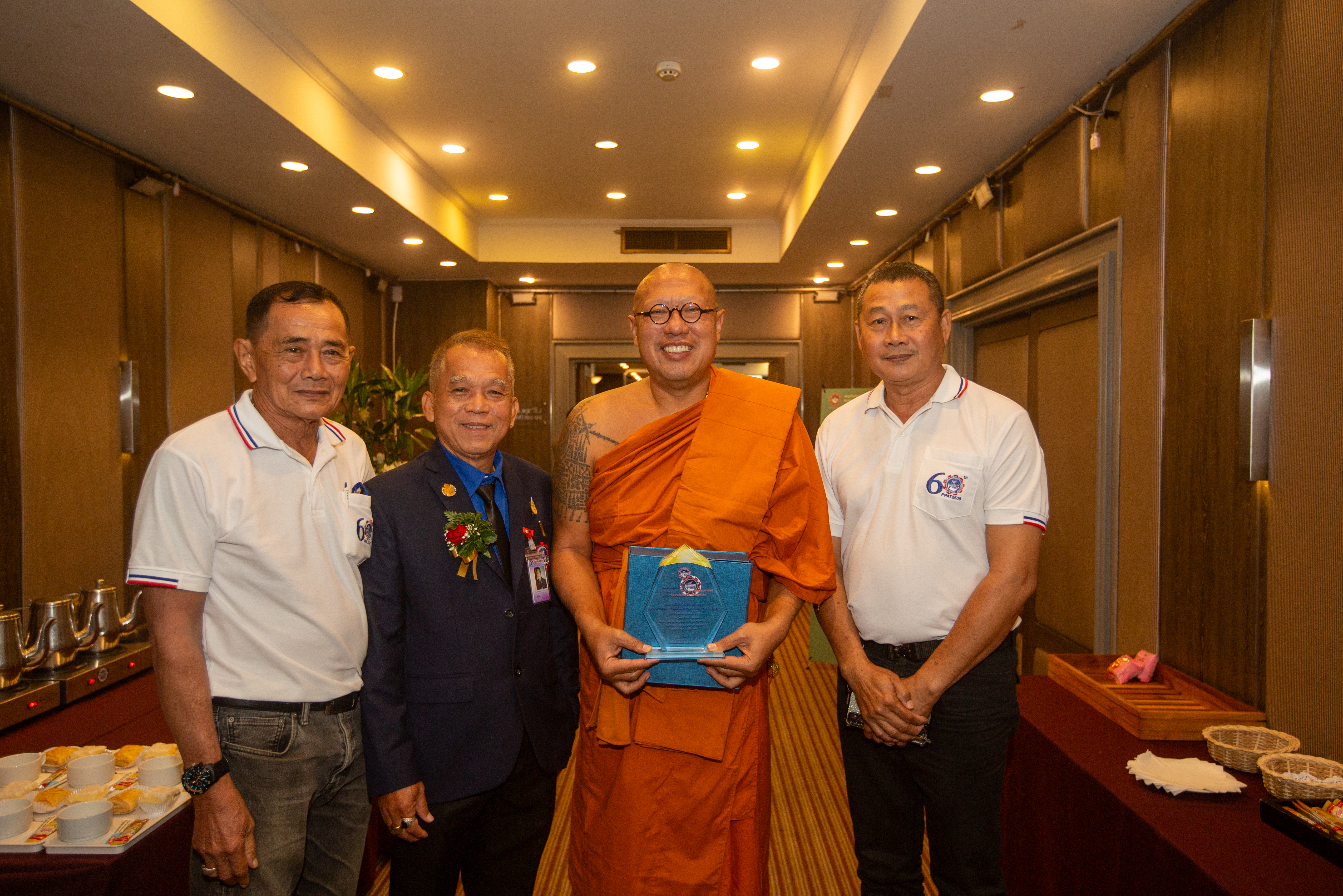 หลวงพี่น้ำฝน รับโล่รางวัลเกียรติคุณ "ผู้บำเพ็ญประโยชน์" ในด้าน "พัฒนาและส่งเสริมสาธารณาสุขดีเด่น" สภท.ครบ 61 ปี 