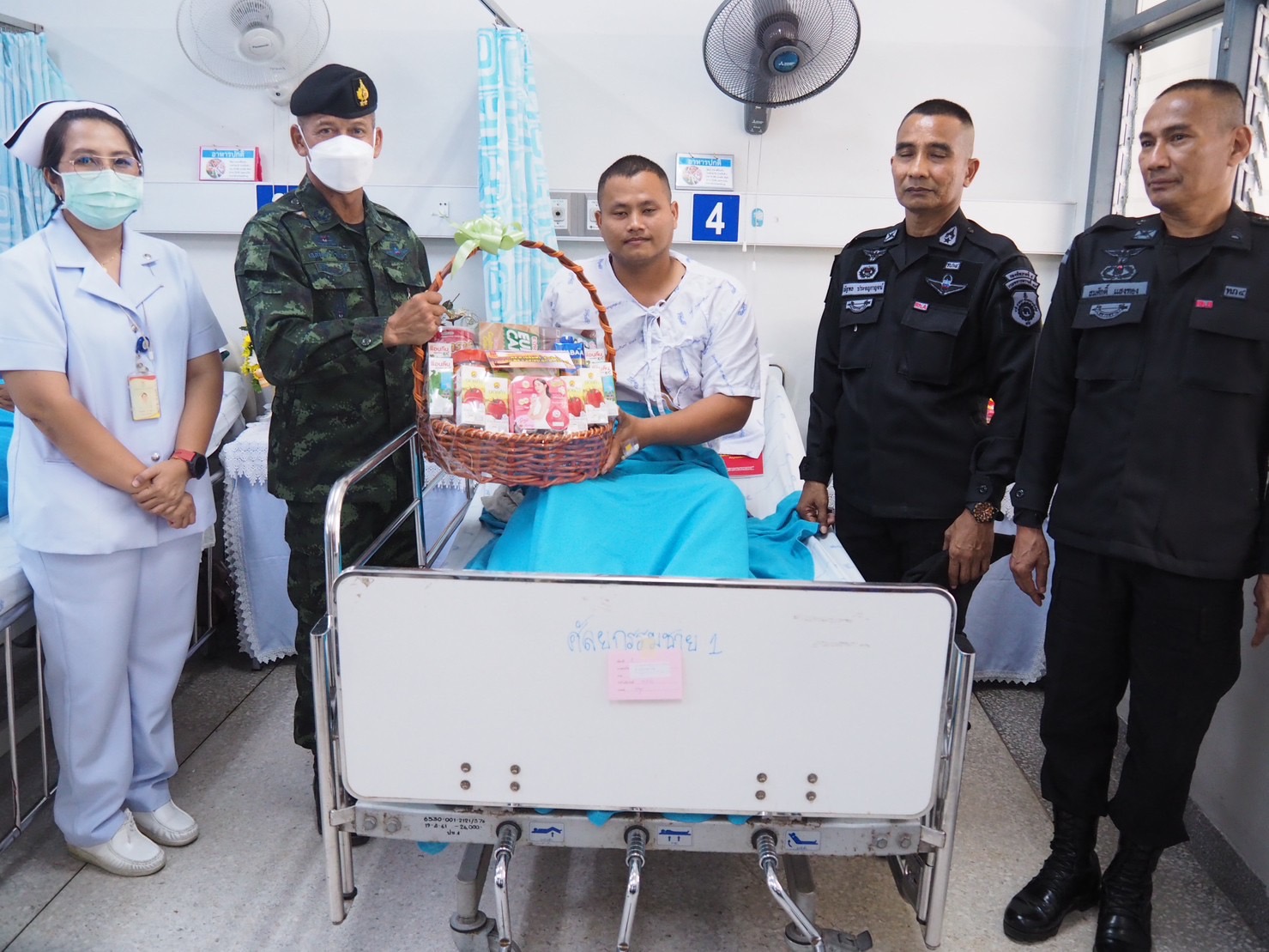  ผบ.ฉก.นราธิวาสเยี่ยมให้กำลังใจกำลังพลที่ได้รับบาดเจ็บจากเหตุการณ์ลอบวางระเบิดชุดทหารช่าง