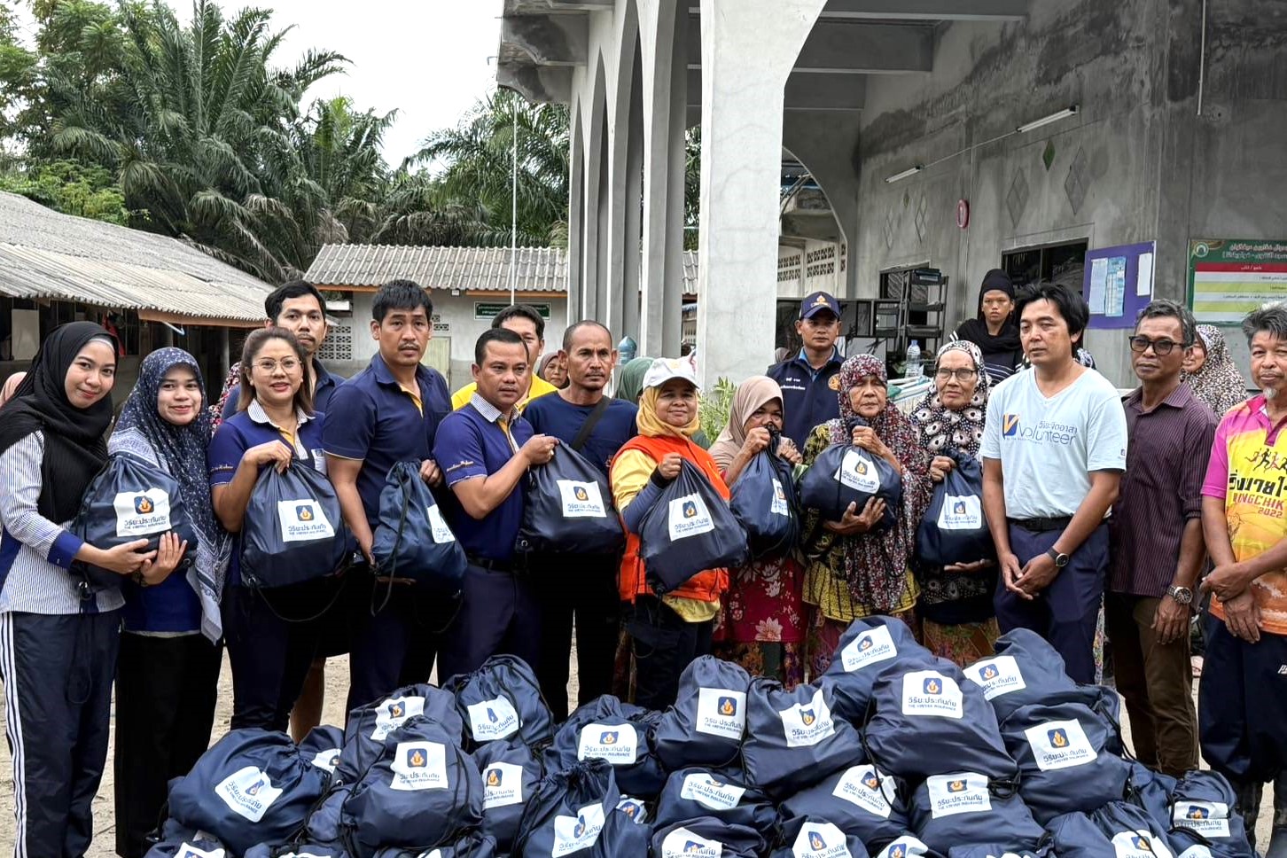 วิริยะประกันภัย ปันธารน้ำใจเยียวยาผู้ประสบภัยน้ำท่วมปัตตานี