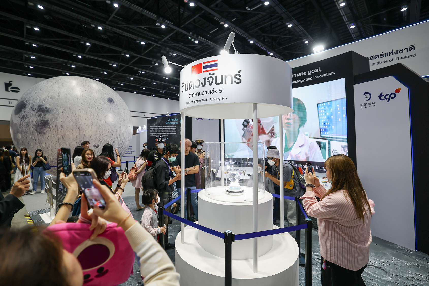ปิดฉากยิ่งใหญ่! คนไทยแห่ชม ‘ดินดวงจันทร์จากยานฉางเอ๋อ 5’ ที่บูท NARIT presented by TCP Group 