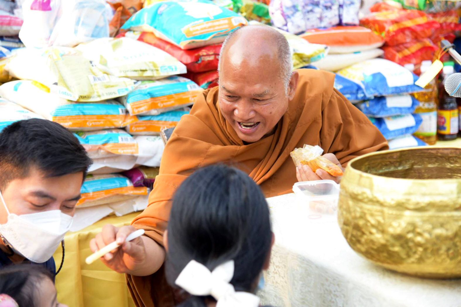  ชาวหัวหินฟังธรรมและถวายปัจจัยสิ่งของให้ “หลวงพ่ออลงกต” นำไปช่วยเหลือผู้ป่วยโรคเอดส์