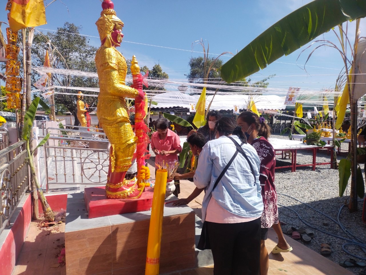 สุพรรณบุรี แห่ลุ้นเลขประทัดพิธีมหาพุทธาภิเษกเบิกเนตรท้าวเวสสุวรรณหัวใจเศรษฐี