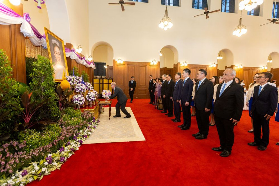ธ.กรุงเทพ ทูลเกล้าฯ ถวายแจกันดอกไม้ พระพรชัยมงคล สมเด็จพระนางเจ้าฯ พระบรมราชินี