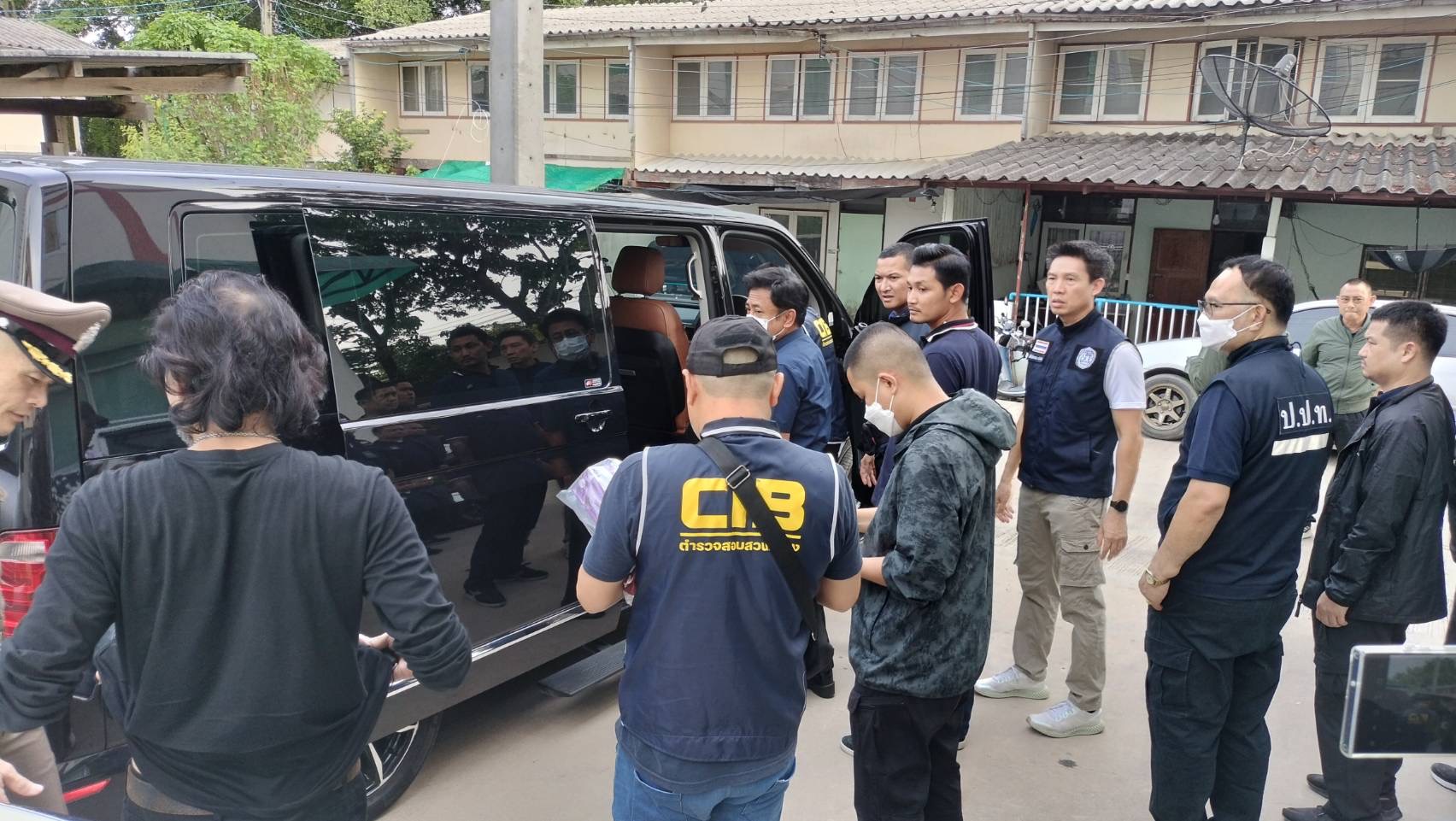 ด่วน ! บุกจับ ผอ.กองช่าง ทม.คลองหลวง เรียกรับสินบนค่าถมดิน 3 ล้านพร้อมเรียก“เอกพจน์”นายกฯคนดัง รับทราบข้อหาร่วมกันทุจริต