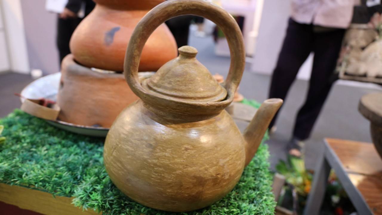 “หม้อดินโบราณ”เครื่องปั้นดินเผาหาชมยากในงานอัตลักษณ์แห่งสยามครั้งที่ 11