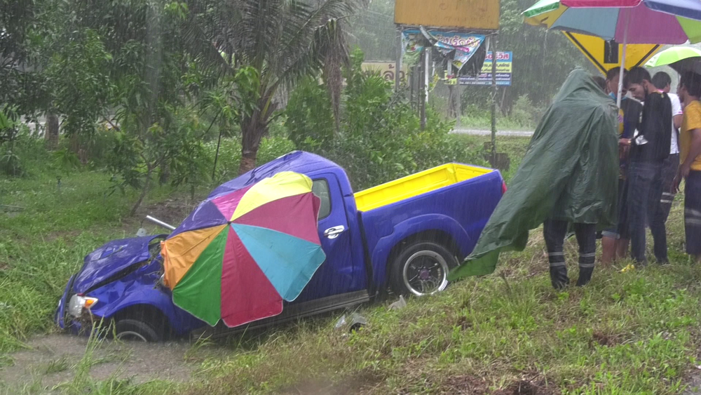 หนุ่มตราดขับกระบะเจอฝนตกหนักเสียหลักชนเสาไฟฟ้าส่องสว่างขาด โชคดีคนขับปลอดภัยแค่หัวโน