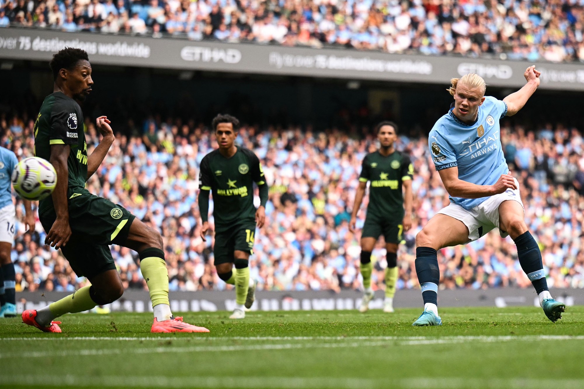 "ฮาลันด์" กู้ชีพ! "แมนซิตี้" โดนก่อนยิงแซงชนะ "เบรนท์ฟอร์ด" 2-1