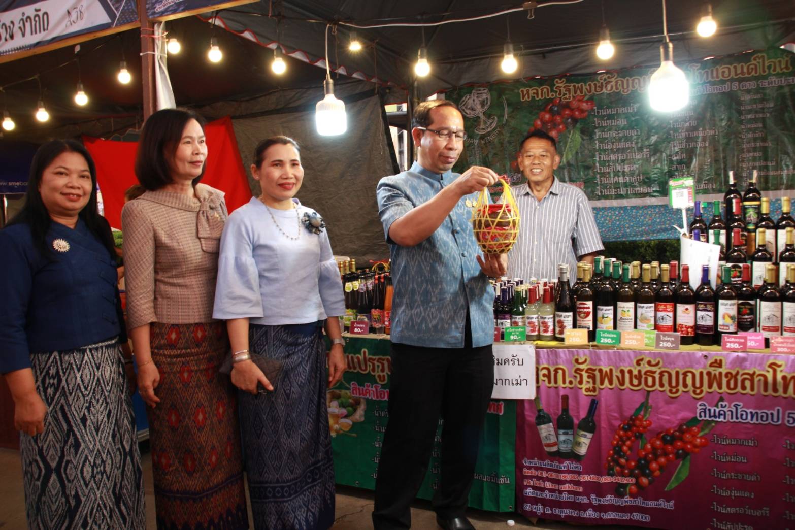 สกลนคร จัดงานสินค้า "อวดเมืองสกล ย่างเนื้อโพน จิบน้ำเม่า กินข้าวฮาง นุ่งผ้าคราม"