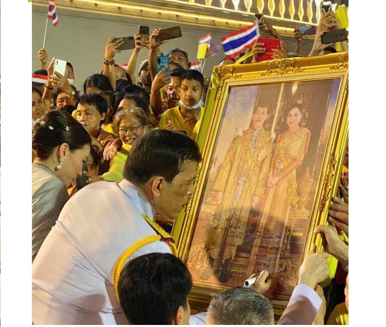 ในหลวงทรงพระอักษร 'ช่วยกันรักประเทศไทย รักพี่น้องร่วมชาติด้วยความเมตตา'