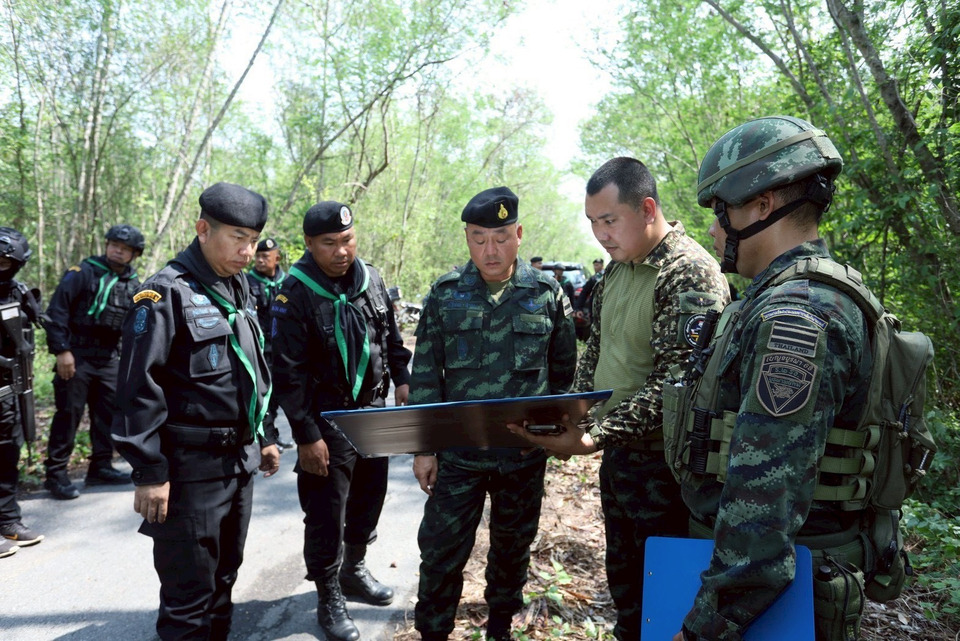 “กกล.บูรพา” ส่ง ทหารพราน 13–นปท.1 ลงพื้นที่คลองหาด สระแก้ว ตรวจเส้นทางน้ำรุกล้ำ-เก็บกู้ทุ่นระเบิดเข้ม