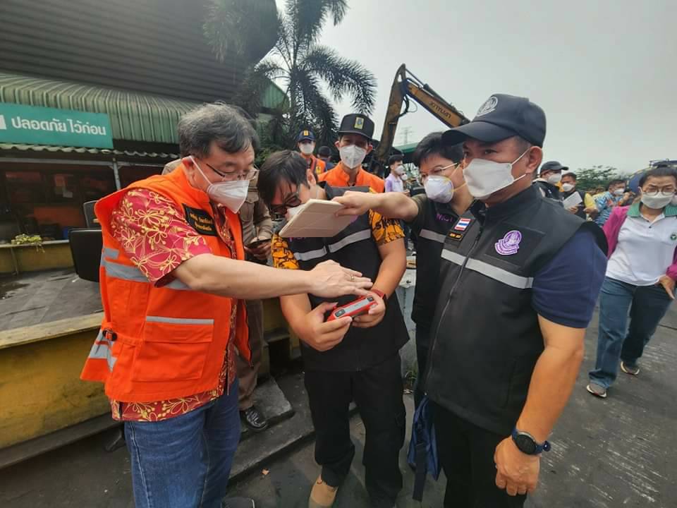 ผู้ว่าฯแปดริ้วลงพื้นที่ประเมินความเสียหายเหตุเพลิงไหม้โรงเก็บยางรถยนต์เก่า