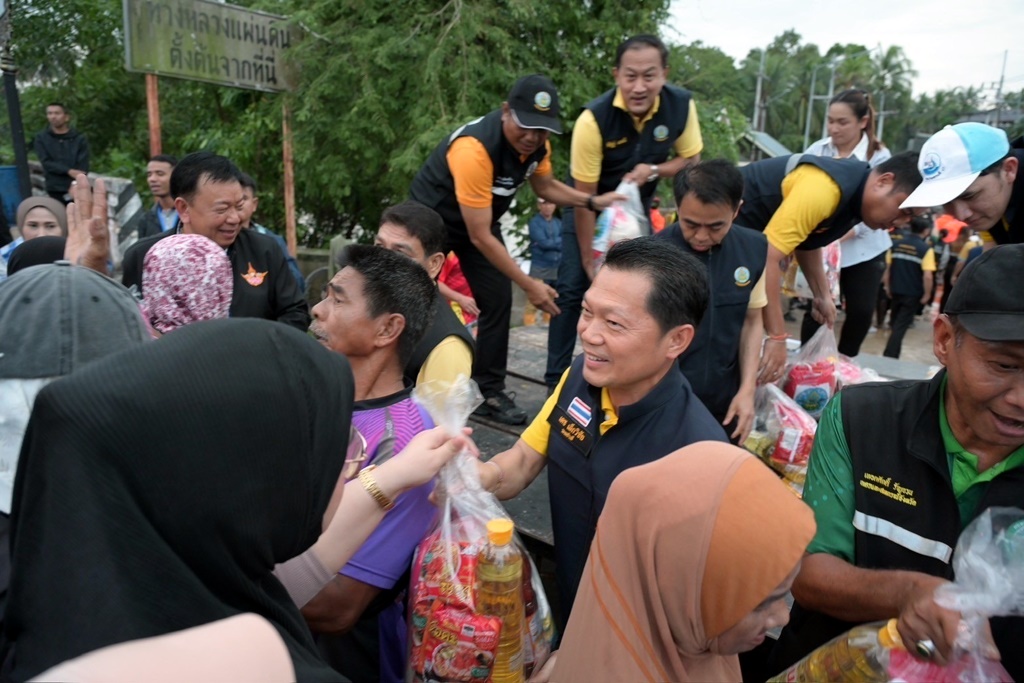 "รองอธิบดีฯเดช" ร่วมคณะ "รมต.เกษตรฯ" ลงใต้ มอบถุงยังชีพเป็นกำลังใจผู้ประสบภัยน้ำท่วม
