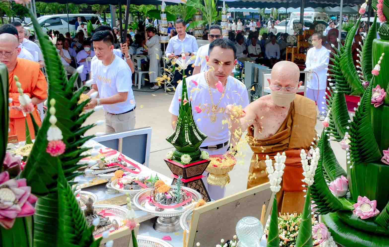 กาฬสินธุ์ฮือฮาพระอาทิตย์ทรงกลดระหว่างทำพิธีกดพิมพ์นำฤกษ์เหรียญ'เจริญพร'สุดยอดวัตถุมงคลแห่งปีแห่จองแน่นวัด