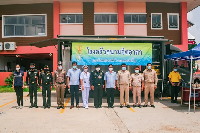 ผบ.ร.7 พัน.5  เปิดครัวสนามทำข้าวกล่องแจกปชช.ที่มารับการฉีดวัคซีนฯ อ.ปาย