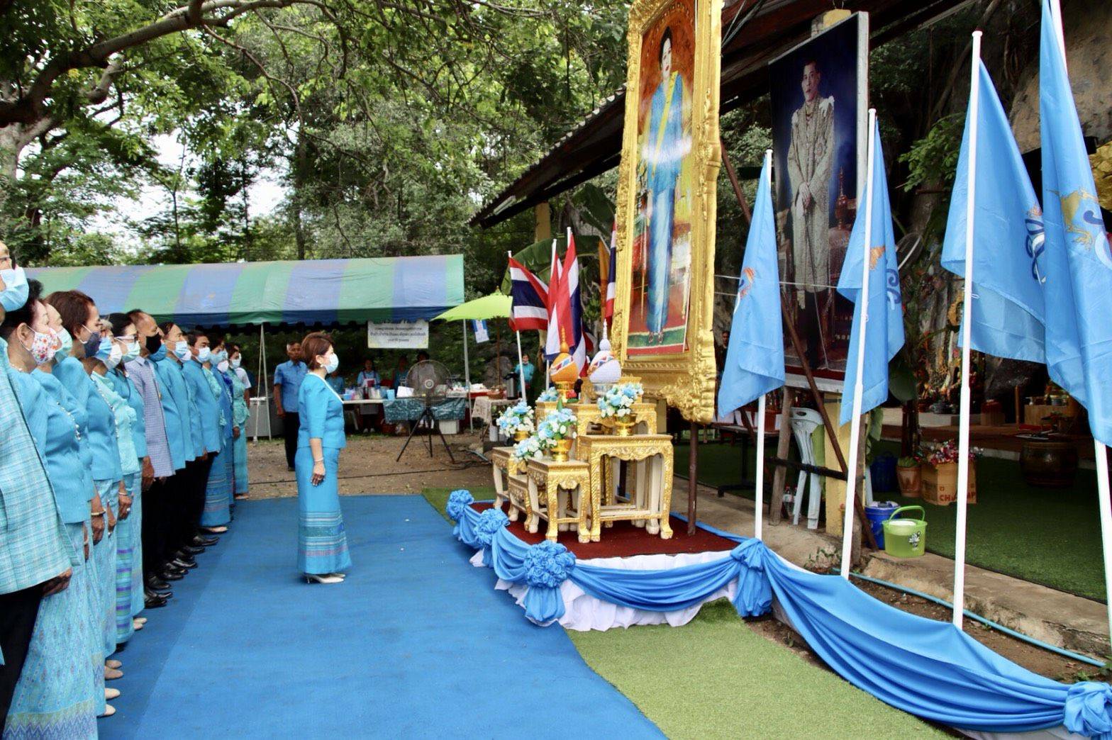 นายก ทม.เขาสามยอด นำตักบาตรถวายเป็นพระราชกุศล สมเด็จพระบรมราชินีนาถพระบรมราชชนนีพันปีหลวง