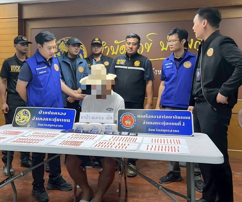 อวสานสายปั่น! หนุ่มปั่นจักรยานส่งยาบ้าถูกจับคากลางดึก ยึดเกือบ 8,000 เม็ดที่สมุทรสาคร