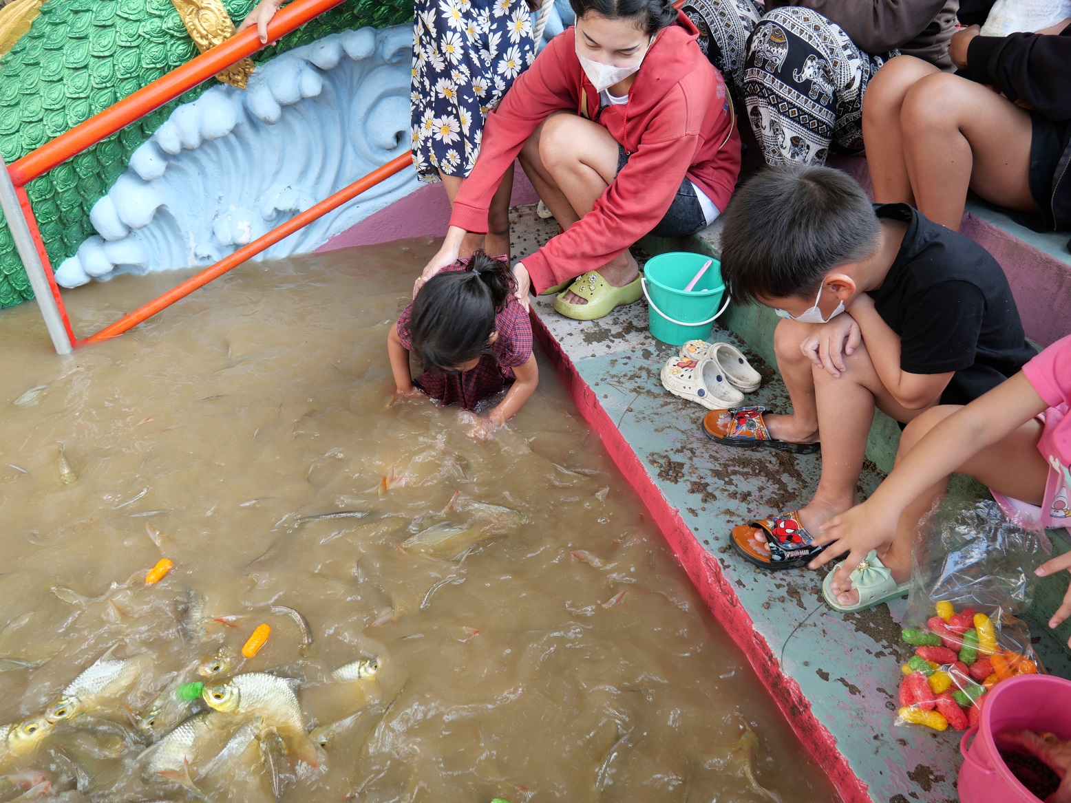 'วัดหวายเหนียว'กาญจนบุรีพลิกวิกฤตน้ำท่วดึงนทท.เข้าวัดเลี้ยงปลาท่าน้ำรายได้เรือนหมื่น