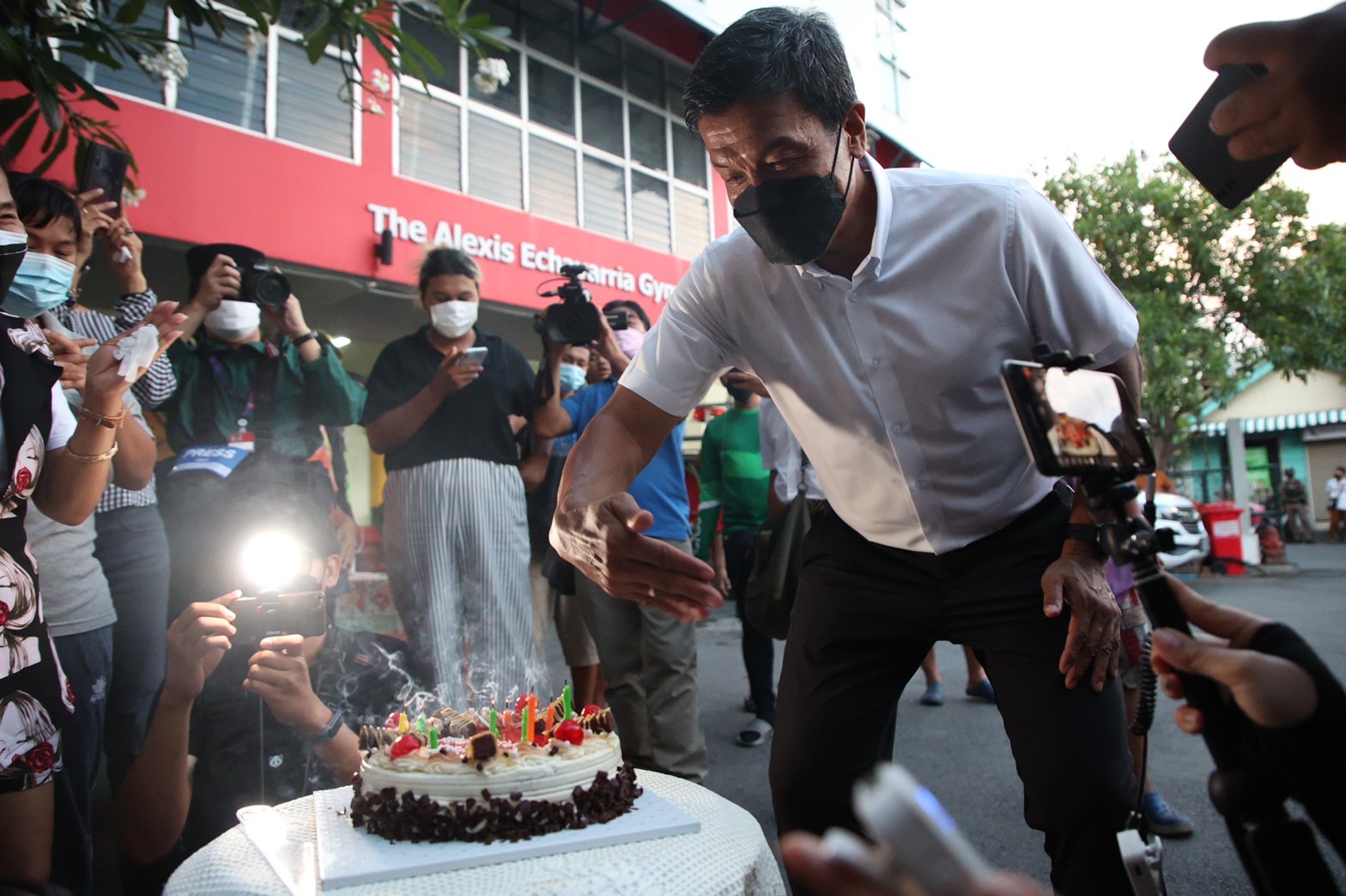 ชุมชนคลองเตย เซอร์ไพรส์วันเกิด 56 ปี “ชัชชาติ” ขอบคุณ “ล้านคะแนนเสียง” คือของขวัญวันเกิดที่ดีที่สุด